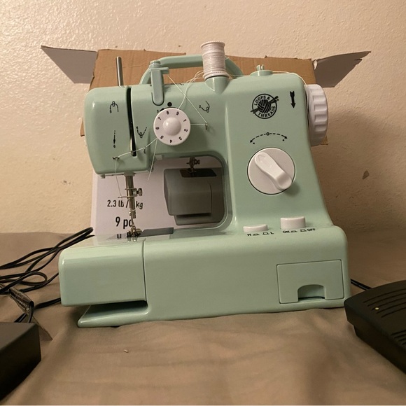 Mint green sewing machine - Picture 1 of 3